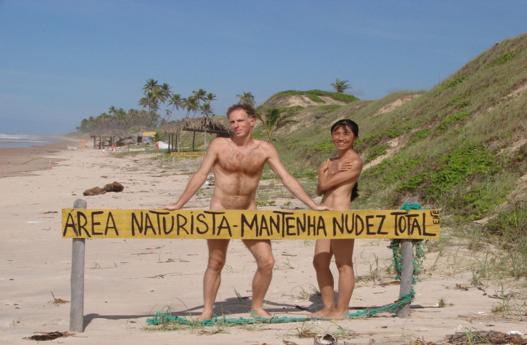 Praia de naturismo brasileira com placa delimitando a área onde o nudismo é obrigatório. Foto: catracalivre.com.br
